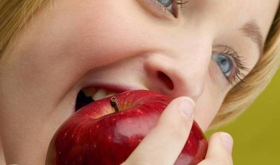 苹果公开版有什么
:晚上吃苹果对身体不好？其实带来的这几个变化，很多人都不清楚！