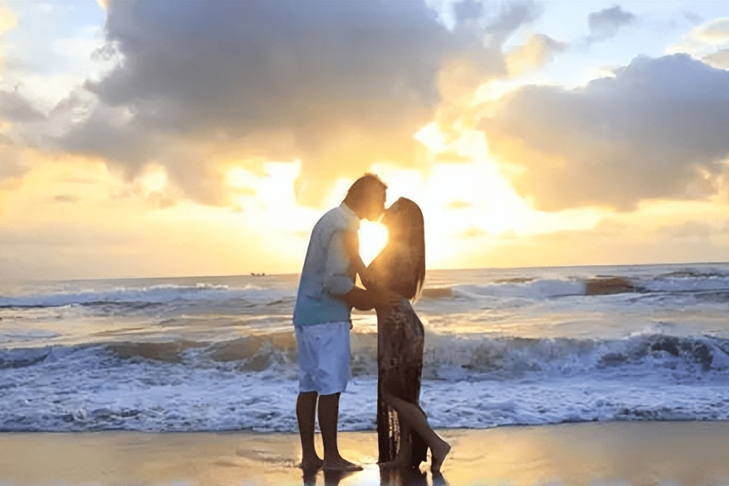 婚礼请柬苹果手机版:小伙为爱秘密策划浪漫的求婚仪式-第1张图片-太平洋在线下载