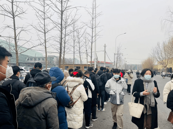中关村手机:排队超300米！北京这处地铁站预约进站“堪比春运抢票”？